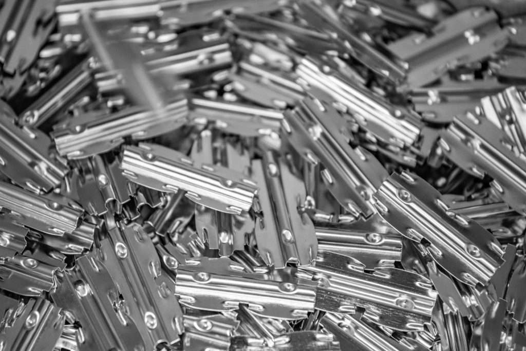 Accessories for metal containers